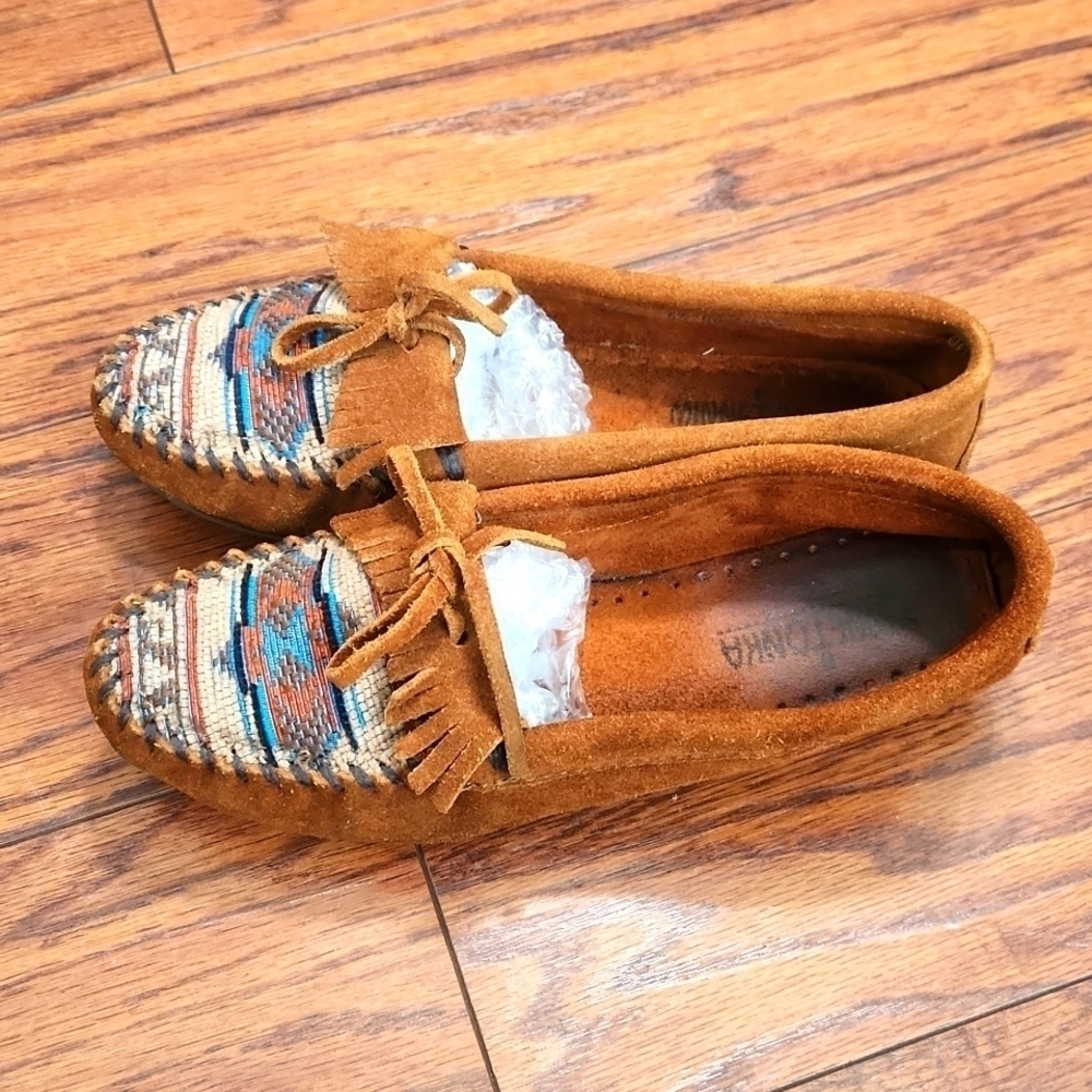 Minnetonka Women's Kilty Hardsole Moccasin - Picture 4 of 6